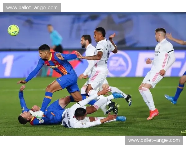 围绕三号足球比赛全面解析球队战术亮点与关键胜负因素深度呈现局势